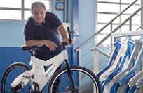 Artista uruguayo crea bicicleta ecológica con plástico reciclable